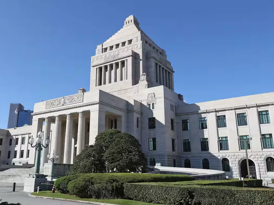 晴天の国会議事堂（東京・永田町）